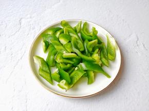 灯椒去籽切成丝。