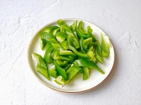 灯椒去籽切成丝。