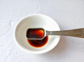 容器里放入两勺生抽。