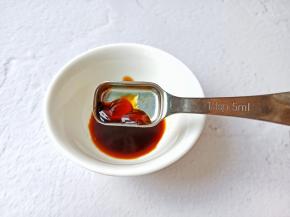 再放入两勺蚝油。