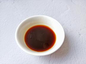 加一勺淀粉用筷子搅拌均匀。