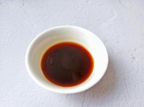 加一勺淀粉用筷子搅拌均匀。