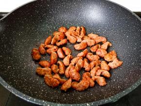 炒制牛肉肠表面微黄九成熟。