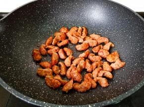 炒制牛肉肠表面微黄九成熟。