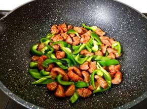 加灯椒丝入锅大火翻炒。