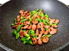把灯椒翻炒至微软。