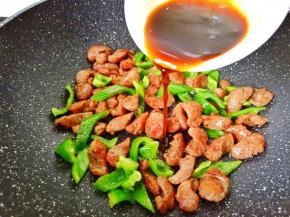 加入拌好的调味料，大火快速翻炒。