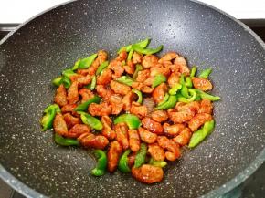 让酱汁裹满每一粒牛肉肠即可关火。