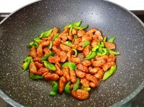 让酱汁裹满每一粒牛肉肠即可关火。