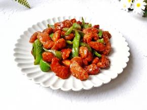 多汁弹牙的牛肉肠，一口咬下去肉汁四溢。