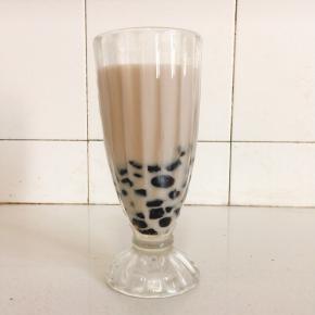 倒入奶茶，搅拌一下，一杯爽滑Q弹的珍珠奶茶就做好了！开始畅饮吧！