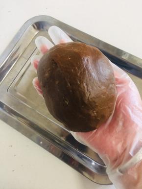 戴上手套，趁热反复揉搓成光滑细腻的面团！（记得一定要趁热哦！凉了就不好揉搓了！）