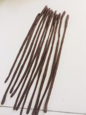 揉好的面团先揉成长条，分成等份儿的小剂子，再搓成细长条儿！