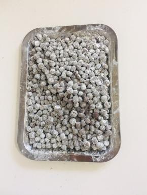 揉成光滑的黄豆大小的小圆球！盘子里撒少许木薯粉，防止粘连！（考验耐心的时候到了！可以一次揉两个圆球，速度快一点儿！）