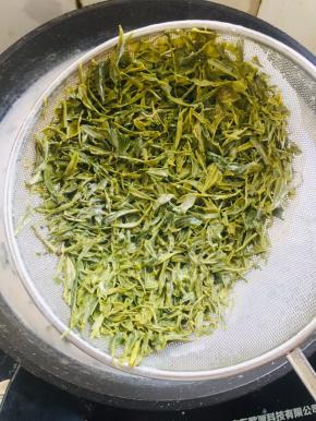 晾至温热后捞出里面的茶叶！