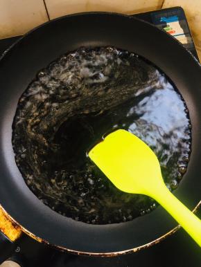 红糖倒入锅中，放入水边加热边搅拌至红糖溶化！