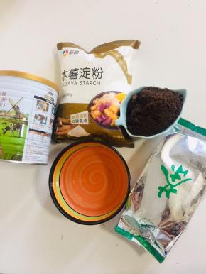 准备好所需的材料：

红糖90克，水110克，木薯粉150克！茶叶1把，奶粉200克（可以直接用纯牛奶代替！）白糖200克（拍照的时候忘记拍进去了！）