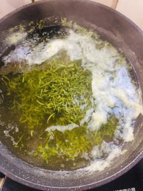 水开放入茶叶，白糖煮沸，再小火煮5分钟左右！