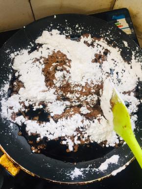 红糖水煮沸后，放入木薯粉，迅速搅拌均匀！