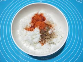将油、辣椒粉、孜然粉、盐，全部加入到米饭中