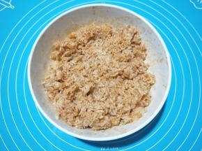 用勺子，也可以戴上一次性手套，将它们充分搅拌均匀