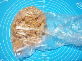 将搅拌好的米饭装入到一个大点的保鲜袋中