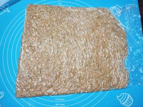 稍微按压一下，然后慢慢擀开，擀得越薄越好