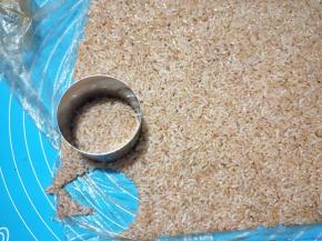 用自己喜欢的饼干模具压出形状