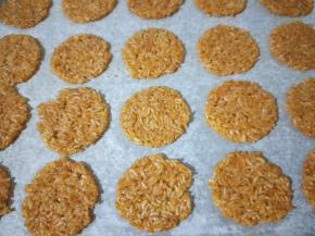 压好的米饭一个一个放在烤盘上，然后放入预热好的烤箱，中层上下火180度烤25分钟，烤好拿出晾至不烫嘴，就可以开吃啦