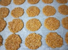 压好的米饭一个一个放在烤盘上，然后放入预热好的烤箱，中层上下火180度烤25分钟，烤好拿出晾至不烫嘴，就可以开吃啦