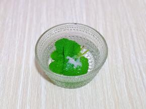 首先将薄荷叶洗干净，再泡盐水，之后用开水烫一下，因为量比较少，所以我直接加开水在碗里，烫了一下，烫好捞出切碎。