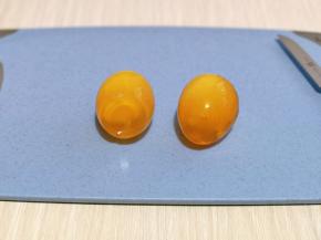 皮蛋去皮，冷水冲洗。