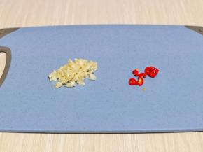 蒜去皮切碎，辣椒洗干净切段。