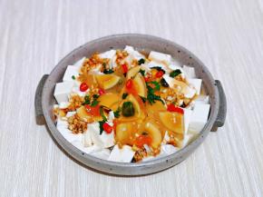 加入切好的皮蛋，淋上调好的酱料，撒上薄荷碎，红辣椒段。