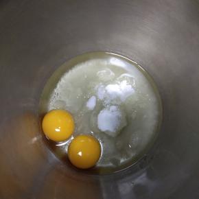 蛋黄中加入糖和玉米油
