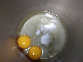蛋黄中加入糖和玉米油
