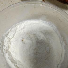 面粉加入玉米淀粉，小苏打，泡打粉过筛