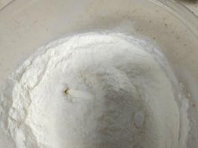 面粉加入玉米淀粉，小苏打，泡打粉过筛
