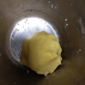 面粉倒入蛋黄糊中，搅拌均匀，拌成面团