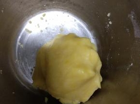 面粉倒入蛋黄糊中，搅拌均匀，拌成面团