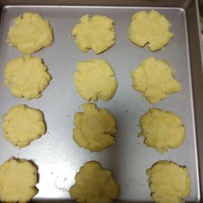 用手指按扁，撒上黑芝麻