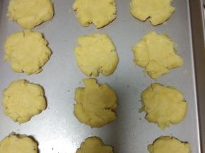 用手指按扁，撒上黑芝麻