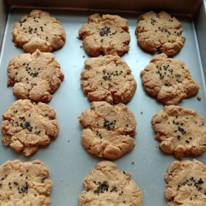 放入烤箱中层180度20分钟
彻底放凉后放入密封盒中保存