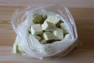 茄子去皮洗净切块放入保鲜袋中，倒入40g玉米淀粉，捏紧开口后摇晃均匀，让茄块表面裹一层淀粉；