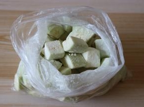 茄子去皮洗净切块放入保鲜袋中，倒入40g玉米淀粉，捏紧开口后摇晃均匀，让茄块表面裹一层淀粉；