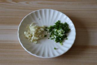 蒜瓣、香葱切末备用；