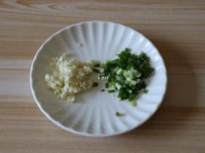 蒜瓣、香葱切末备用；