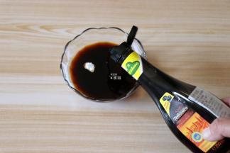 将糖醋汁的所有配料倒入碗里搅拌均匀调好备用；