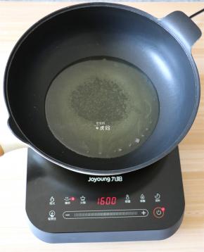 将电磁炉接通电源，选择爆炒模式，热油到七、八成热，这款电磁炉升温极快，所以比一般的热油时间短，烹饪的时候要留意一下火候；