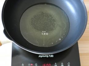将电磁炉接通电源，选择爆炒模式，热油到七、八成热，这款电磁炉升温极快，所以比一般的热油时间短，烹饪的时候要留意一下火候；